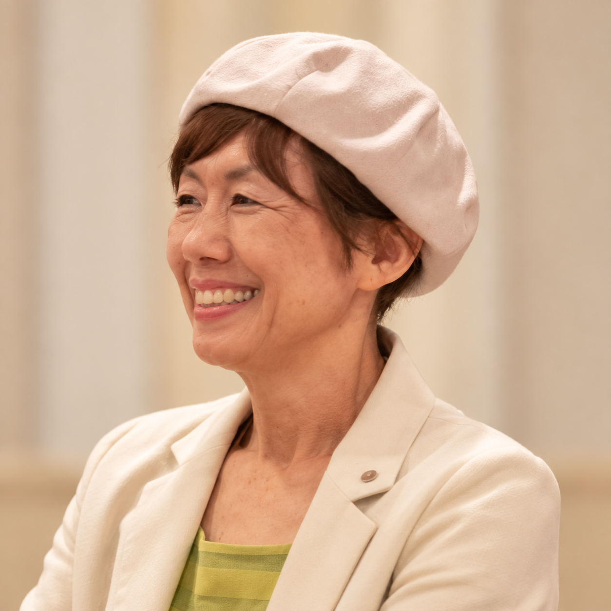 白いベレー帽で微笑む、万人ごきげんクラブ主宰 木下とよ子